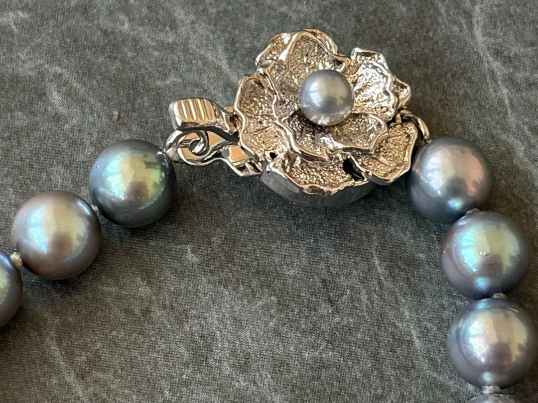 Gray Akoya genuine pearl necklace with silver flower-shaped clasp, 43cm length, 6.5mm pearls