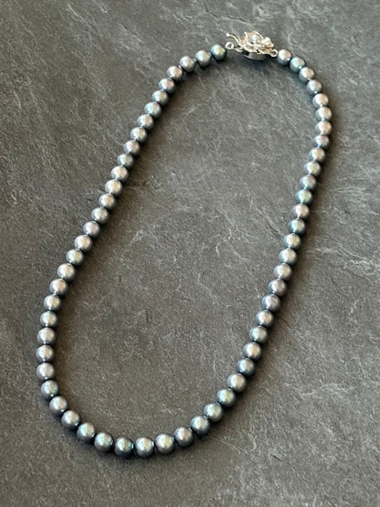 Gray Akoya genuine pearl necklace with silver flower-shaped clasp, 43cm length, 6.5mm pearls