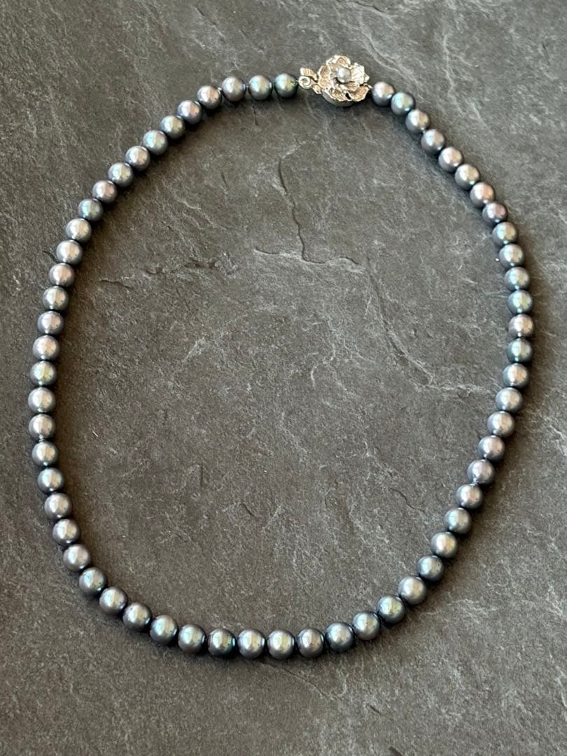 Gray Akoya genuine pearl necklace with silver flower-shaped clasp, 43cm length, 6.5mm pearls