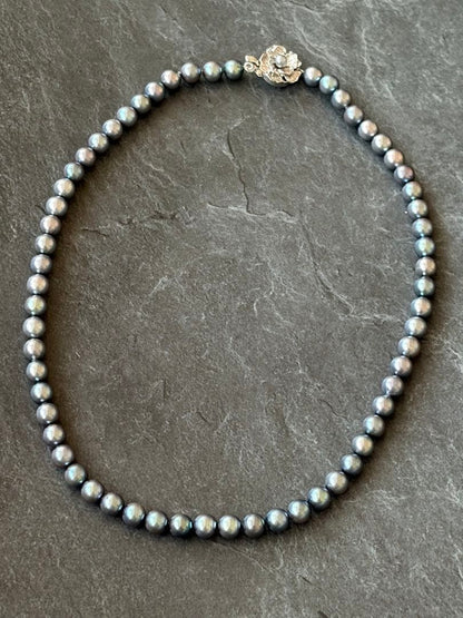 Gray Akoya genuine pearl necklace with silver flower-shaped clasp, 43cm length, 6.5mm pearls