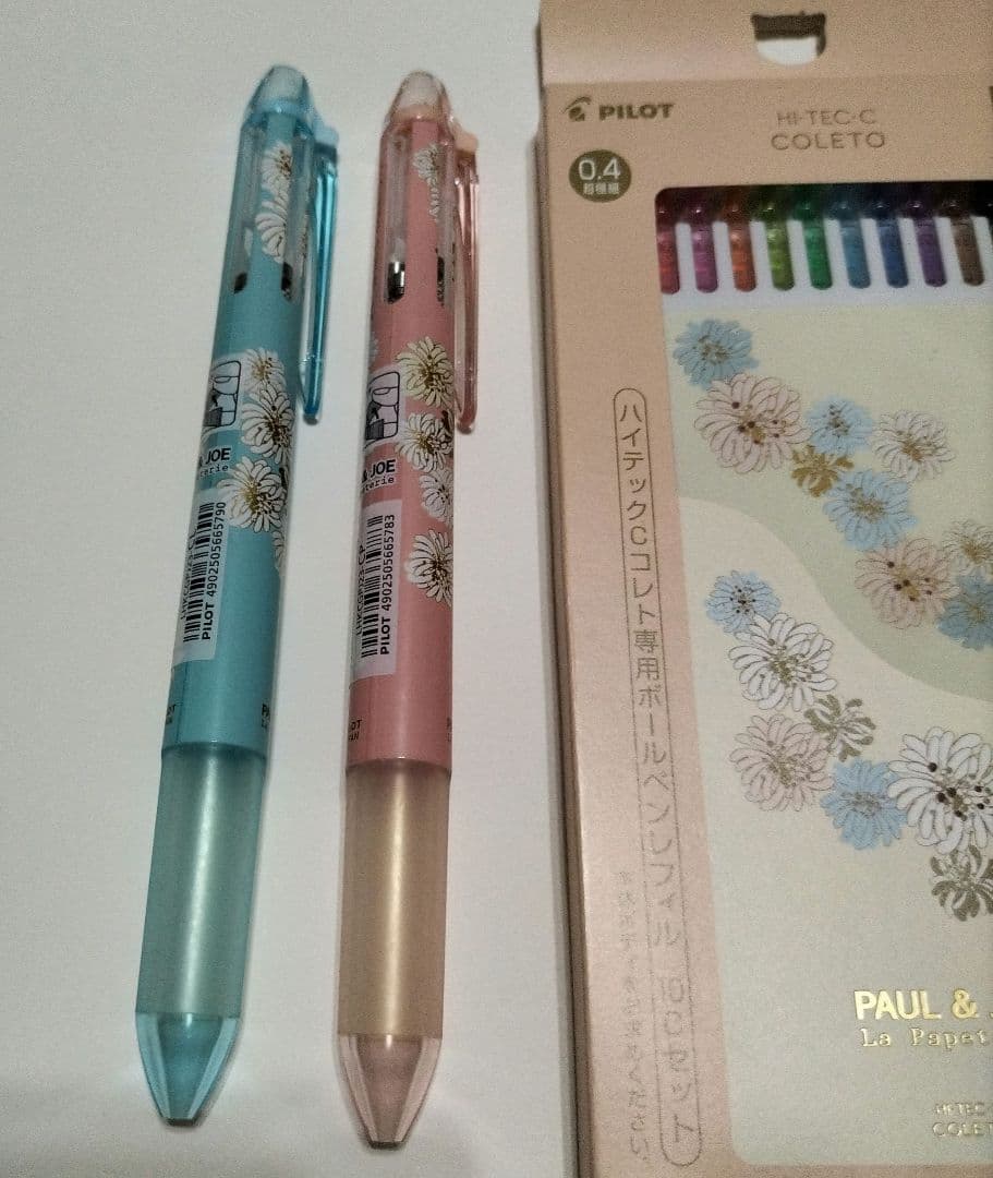 PILOT PAUL&JOE COLETO pen set showing 2 main bodies in pink and blue with 2 ballpoint pen refills