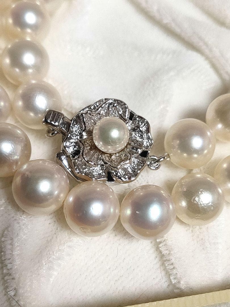Kuro Large Akoya Pearl Necklace with 8.2mm white genuine pearls on 39cm silver chain