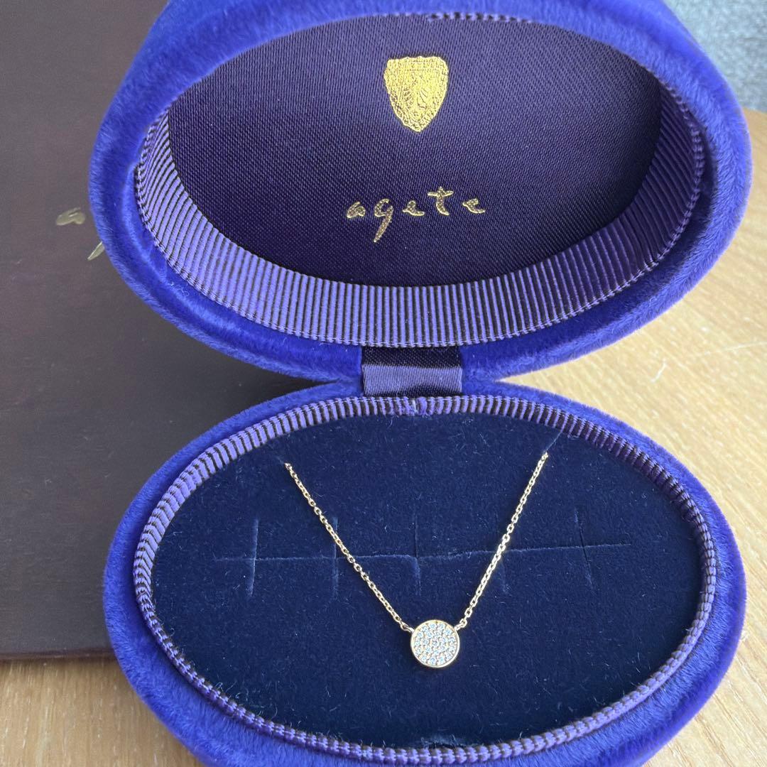 Agaat 18k gold necklace with micro-set diamonds displayed with its box