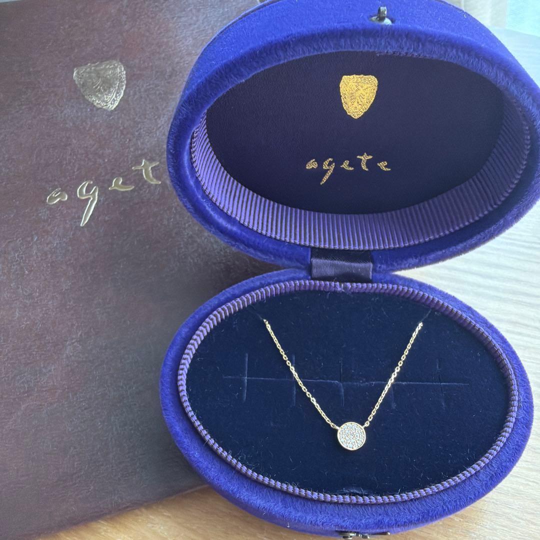 Agaat 18k gold necklace with micro-set diamonds displayed with its box