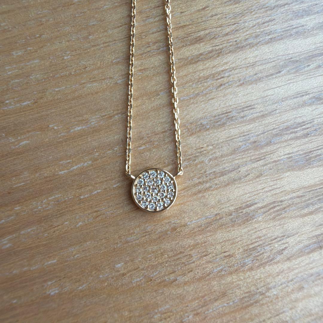 Agaat 18k gold necklace with micro-set diamonds displayed with its box