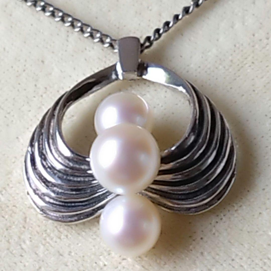 Vintage MIKIMOTO Akoya pearl necklace featuring three 6.5-7.5 mm pearls on a 40 cm silver chain