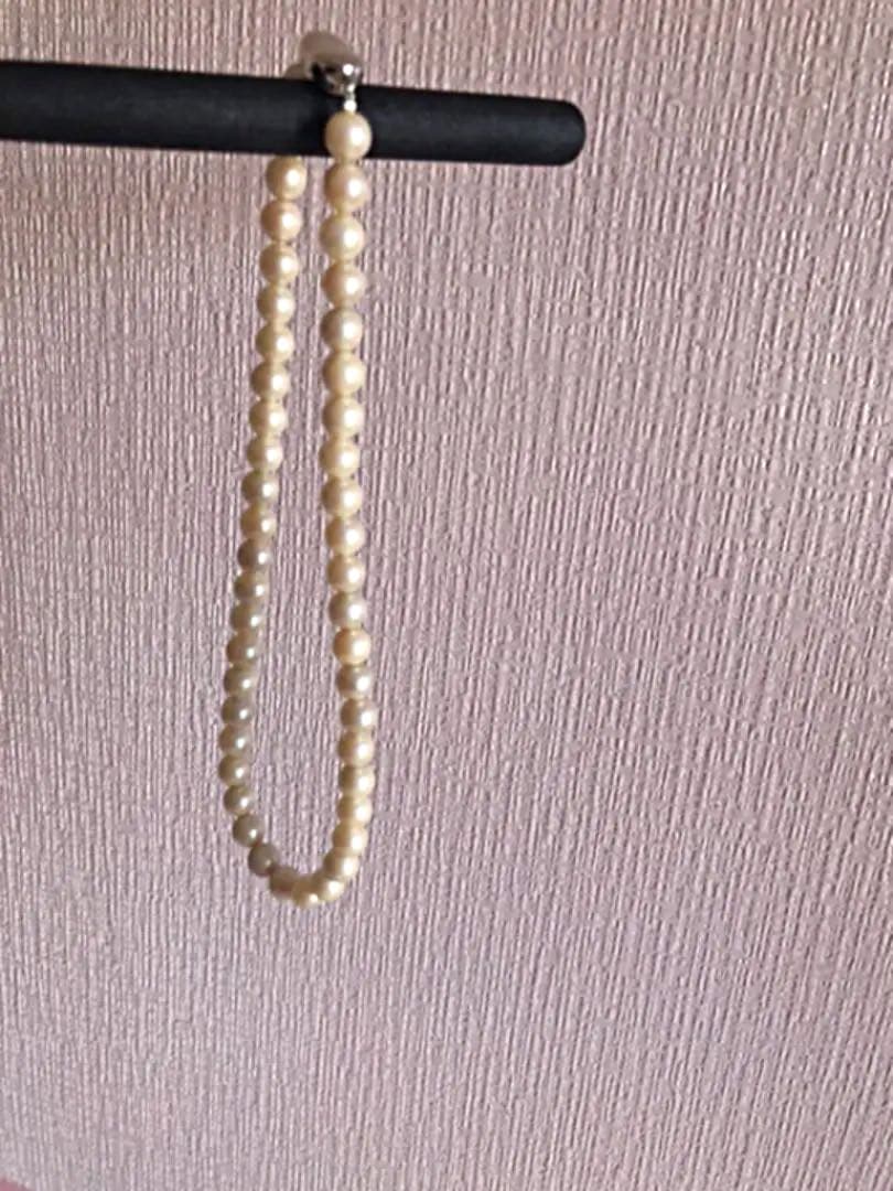 Akwya light cream pearl necklace and matching earrings with 9mm spherical pearls and silver closure