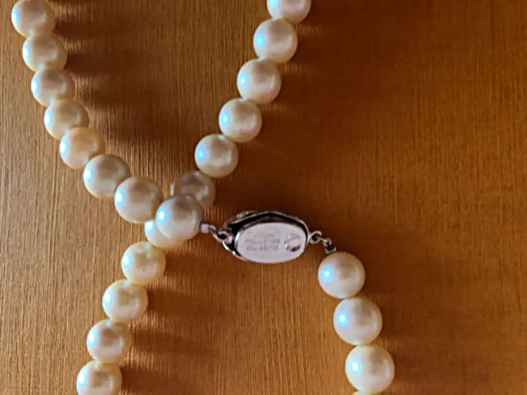 Akwya light cream pearl necklace and matching earrings with 9mm spherical pearls and silver closure
