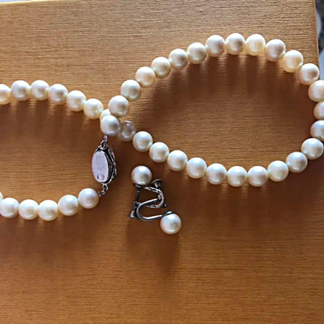 Akwya light cream pearl necklace and matching earrings with 9mm spherical pearls and silver closure