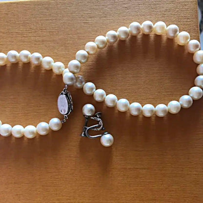 Akwya light cream pearl necklace and matching earrings with 9mm spherical pearls and silver closure