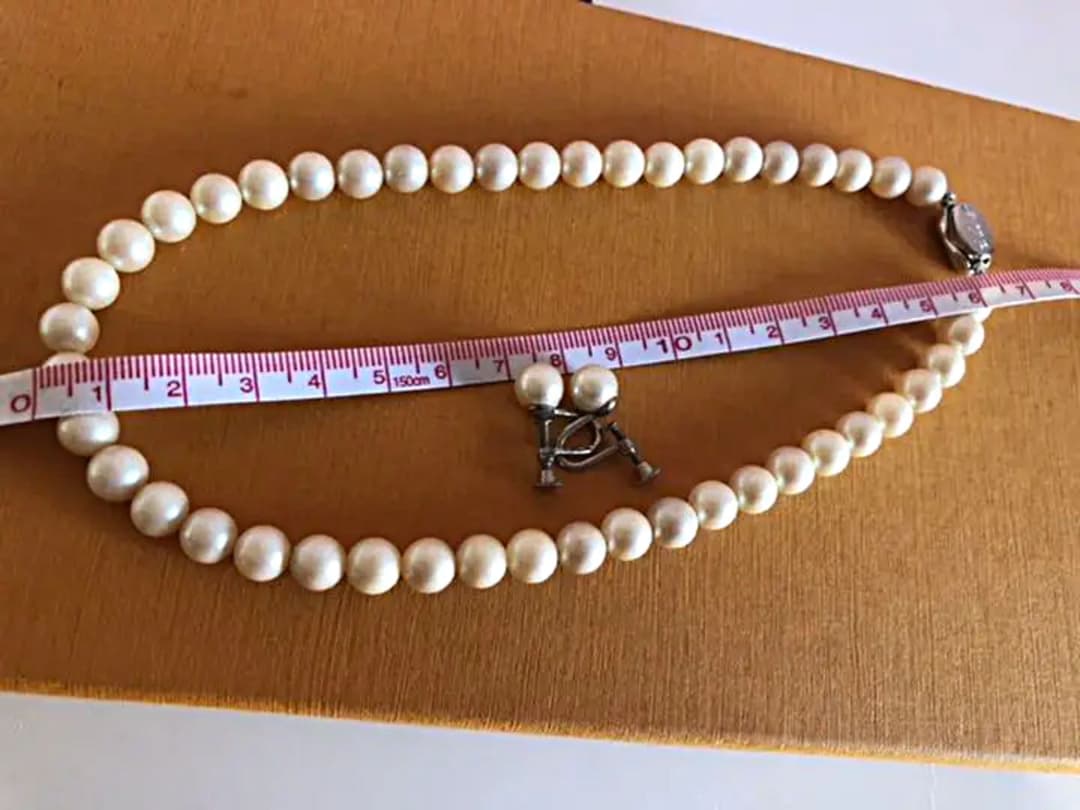Akwya light cream pearl necklace and matching earrings with 9mm spherical pearls and silver closure