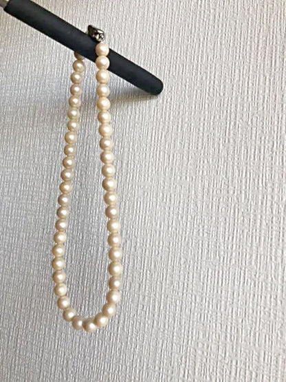 Akwya light cream pearl necklace and matching earrings with 9mm spherical pearls and silver closure
