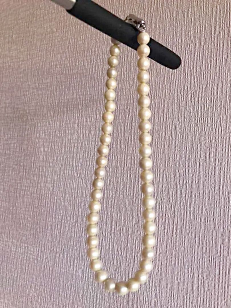 Akwya light cream pearl necklace and matching earrings with 9mm spherical pearls and silver closure