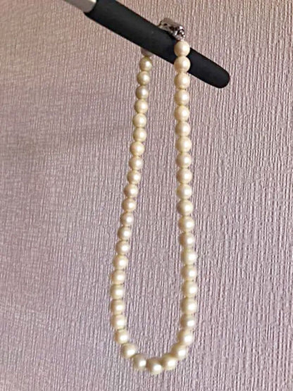 Akwya light cream pearl necklace and matching earrings with 9mm spherical pearls and silver closure