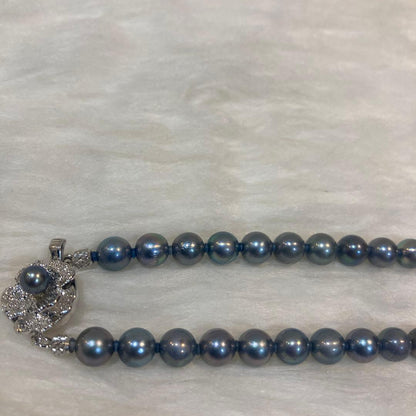 Gray Akoya pearl necklace approximately 43cm long with 6.5-6.9mm pearls and silver clasp