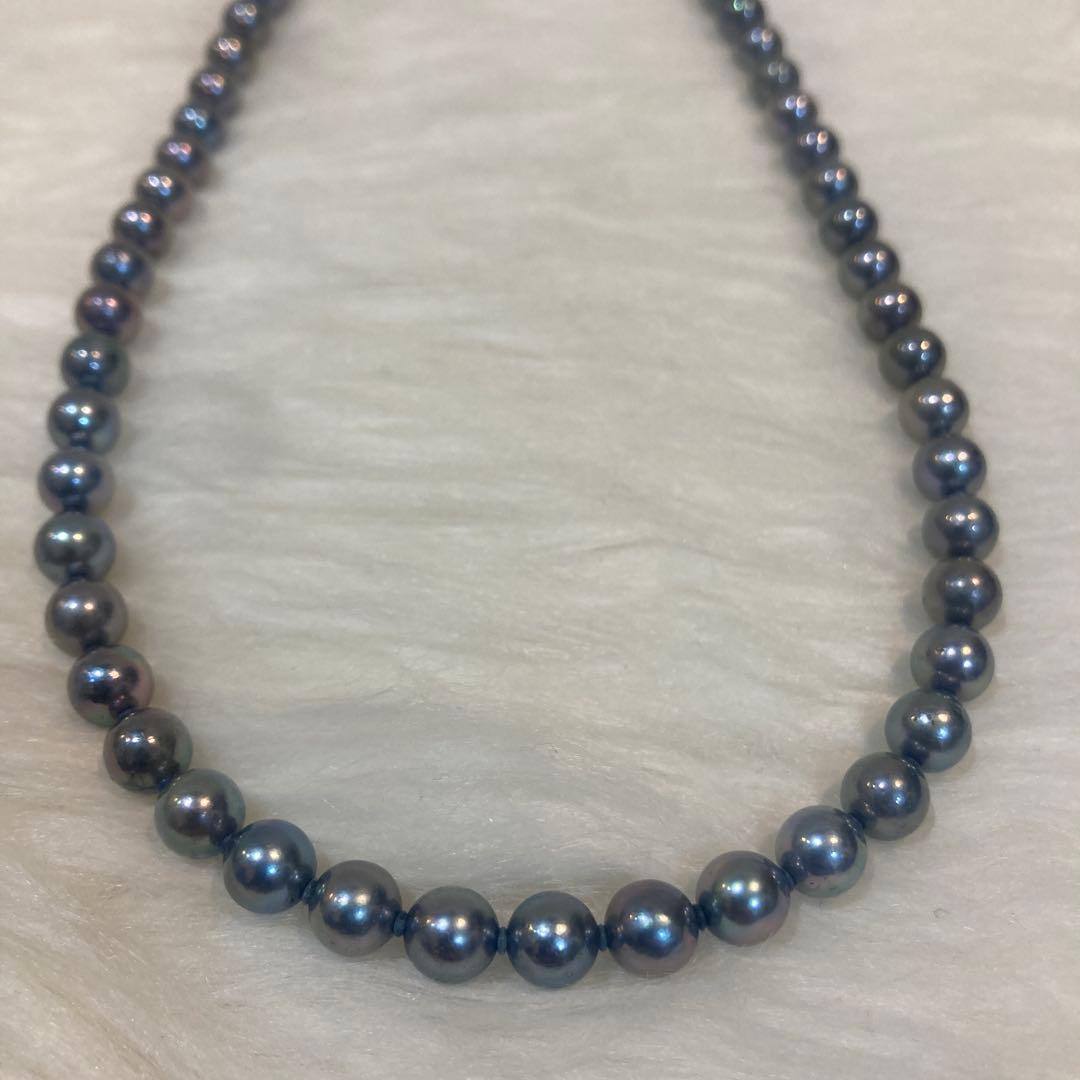 Gray Akoya pearl necklace approximately 43cm long with 6.5-6.9mm pearls and silver clasp