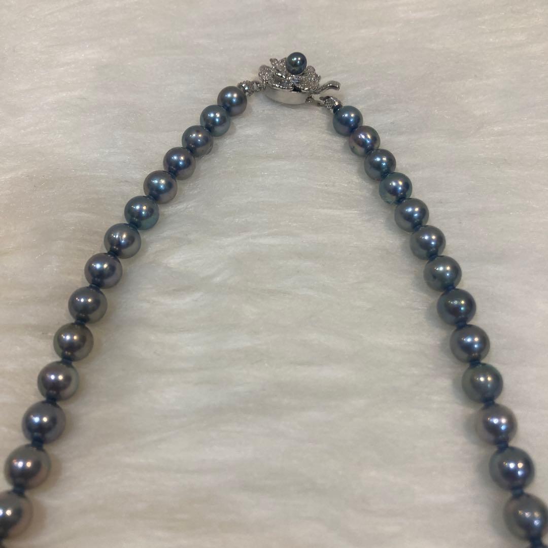 Gray Akoya pearl necklace approximately 43cm long with 6.5-6.9mm pearls and silver clasp