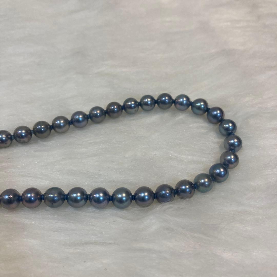 Gray Akoya pearl necklace approximately 43cm long with 6.5-6.9mm pearls and silver clasp