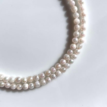 Small K18 Akoya pearl necklace featuring 2.6-3.0mm white pearls with pink and green hues on a 42cm chain