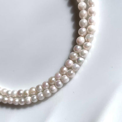 Small K18 Akoya pearl necklace featuring 2.6-3.0mm white pearls with pink and green hues on a 42cm chain