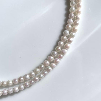 Small K18 Akoya pearl necklace featuring 2.6-3.0mm white pearls with pink and green hues on a 42cm chain