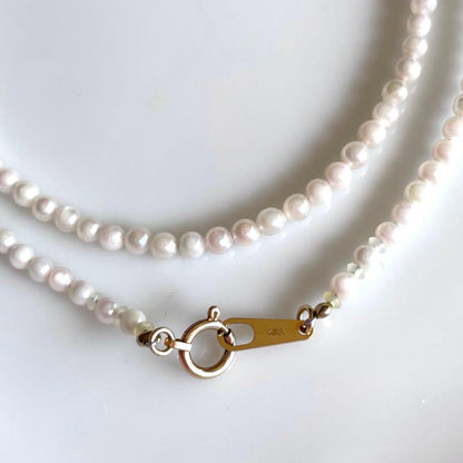 Small K18 Akoya pearl necklace featuring 2.6-3.0mm white pearls with pink and green hues on a 42cm chain