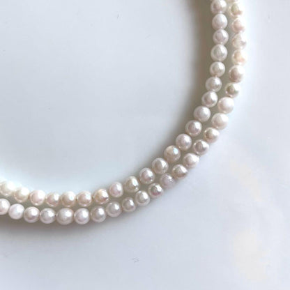 Small K18 Akoya pearl necklace featuring 2.6-3.0mm white pearls with pink and green hues on a 42cm chain