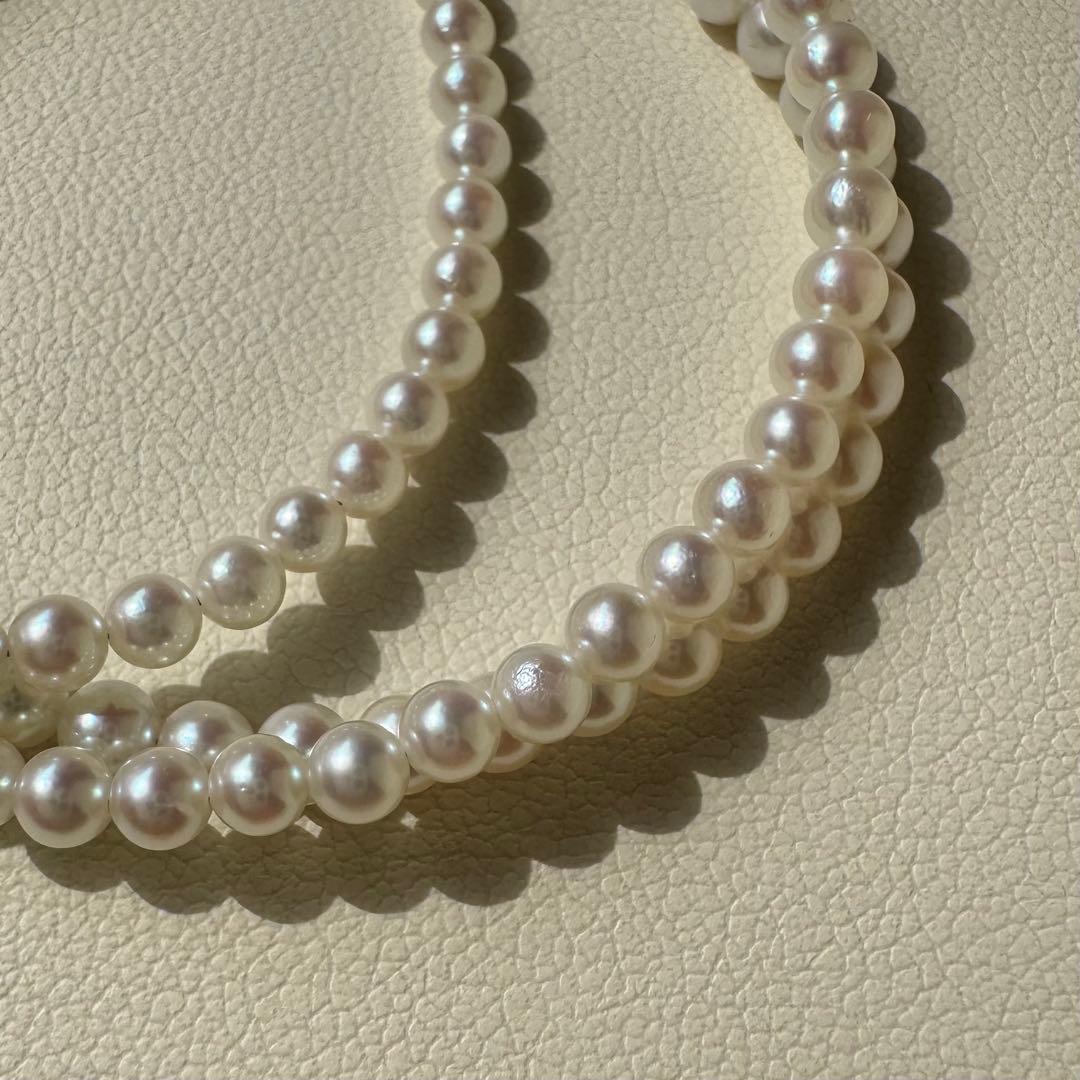 K18 Akoya baby pearl necklace with 3.0-3.5mm pearls and 42 cm length on white background