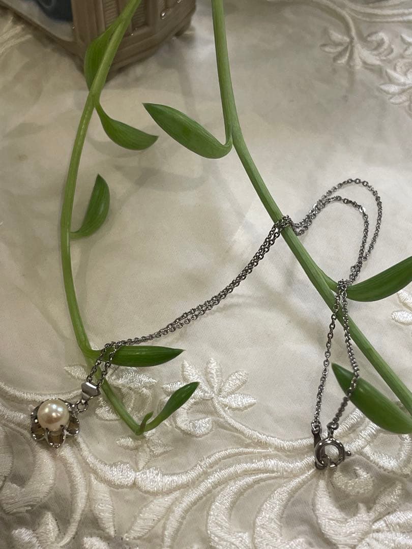 Mikimoto silver pearl necklace with flower motif and 41 cm chain on white background