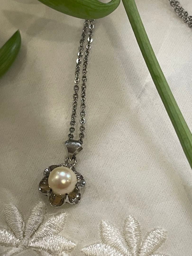 Mikimoto silver pearl necklace with flower motif and 41 cm chain on white background