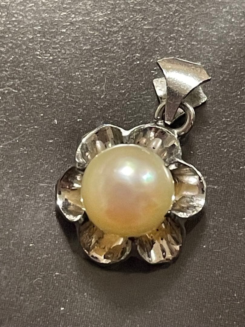 Mikimoto silver pearl necklace with flower motif and 41 cm chain on white background
