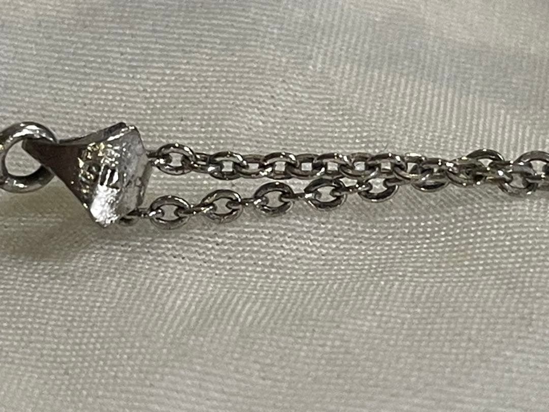 Mikimoto silver pearl necklace with flower motif and 41 cm chain on white background