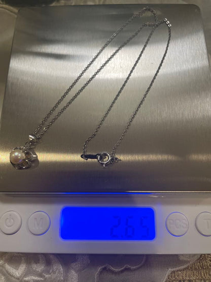 Mikimoto silver pearl necklace with flower motif and 41 cm chain on white background