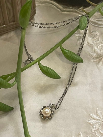 Mikimoto silver pearl necklace with flower motif and 41 cm chain on white background