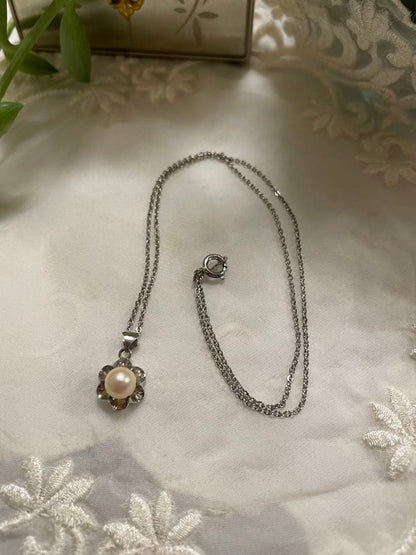 Mikimoto silver pearl necklace with flower motif and 41 cm chain on white background