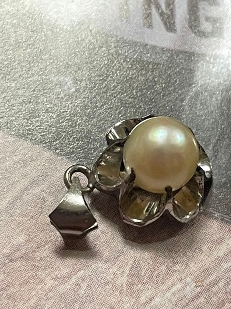 Mikimoto silver pearl necklace with flower motif and 41 cm chain on white background