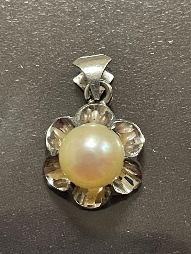 Mikimoto silver pearl necklace with flower motif and 41 cm chain on white background