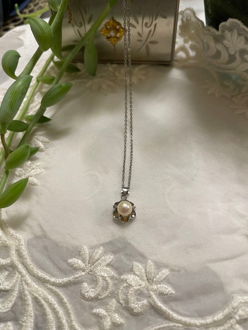 Mikimoto silver pearl necklace with flower motif and 41 cm chain on white background