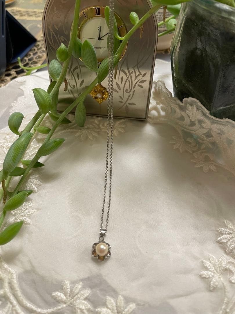 Mikimoto silver pearl necklace with flower motif and 41 cm chain on white background