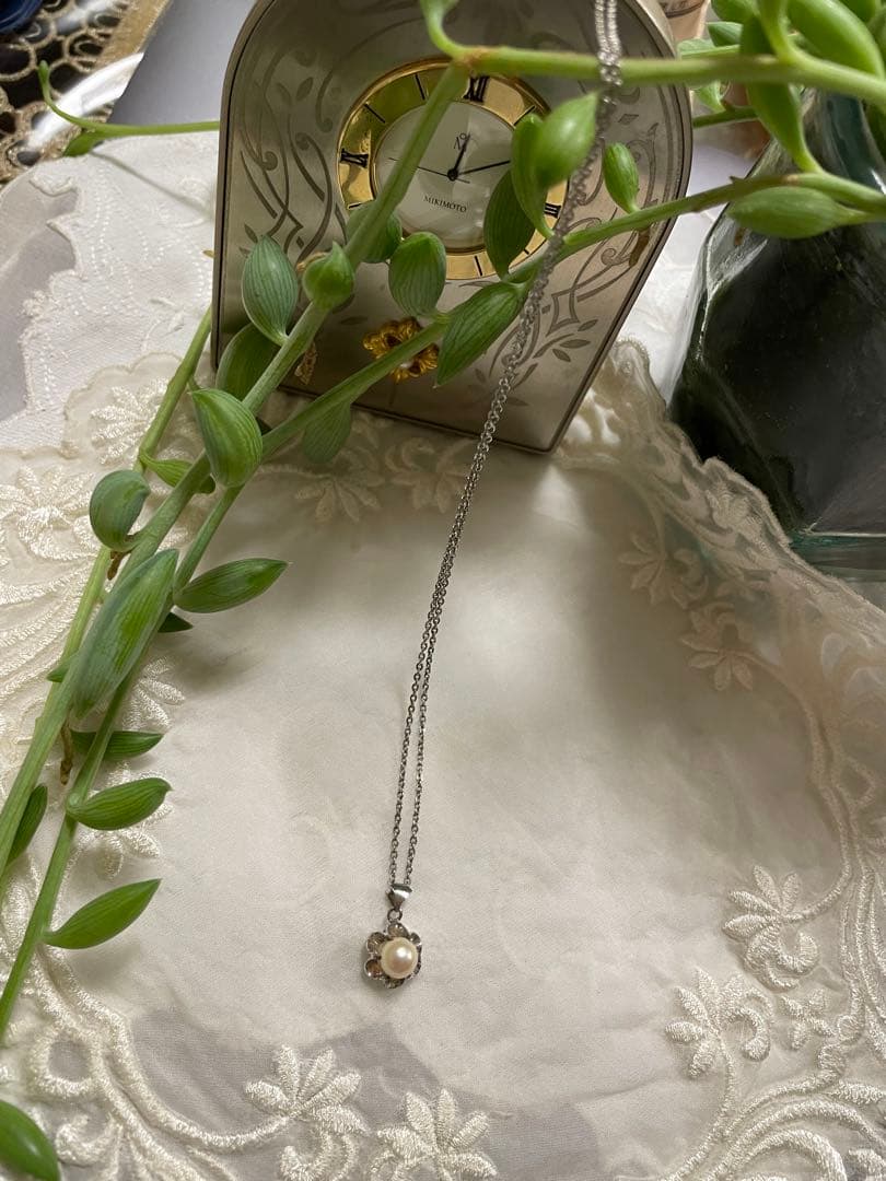 Mikimoto silver pearl necklace with flower motif and 41 cm chain on white background