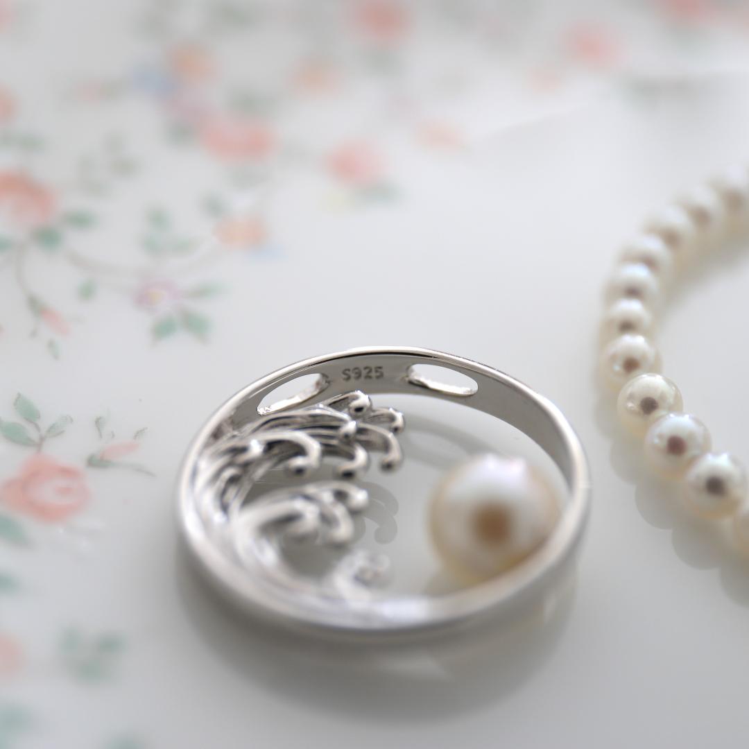 Akoya pearl pendant necklace with The Great Wave Off Kanagawa design in S925 silver, pendant top only