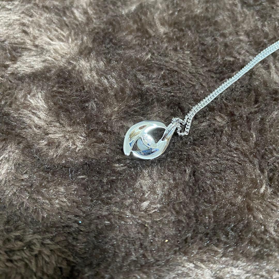 TASAKI silver necklace with a genuine pearl pendant measuring 1.8cm by 1cm on an adjustable 20.5cm chain