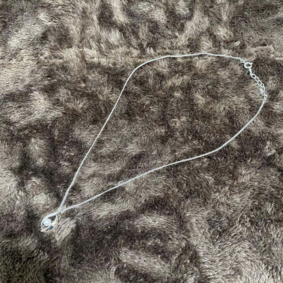 TASAKI silver necklace with a genuine pearl pendant measuring 1.8cm by 1cm on an adjustable 20.5cm chain