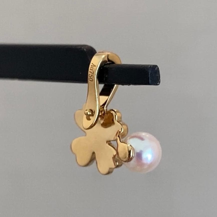 Law Clover Charm 18K yellow gold pendant with 8mm clover and 4-4.5mm Akoya pearl topped with zirconia
