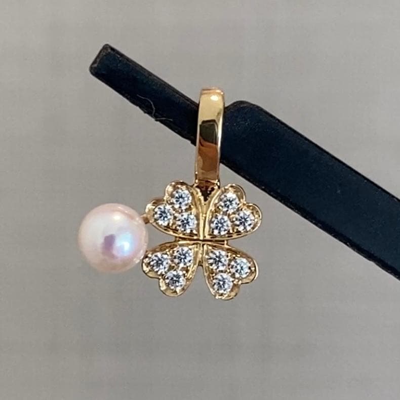 Law Clover Charm 18K yellow gold pendant with 8mm clover and 4-4.5mm Akoya pearl topped with zirconia