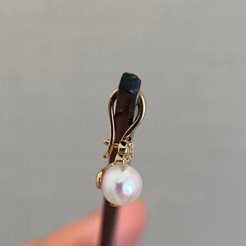 Law Clover Charm 18K yellow gold pendant with 8mm clover and 4-4.5mm Akoya pearl topped with zirconia