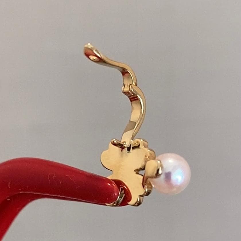 Law Clover Charm 18K yellow gold pendant with 8mm clover and 4-4.5mm Akoya pearl topped with zirconia