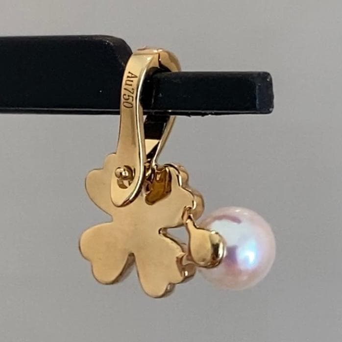 Law Clover Charm 18K yellow gold pendant with 8mm clover and 4-4.5mm Akoya pearl topped with zirconia