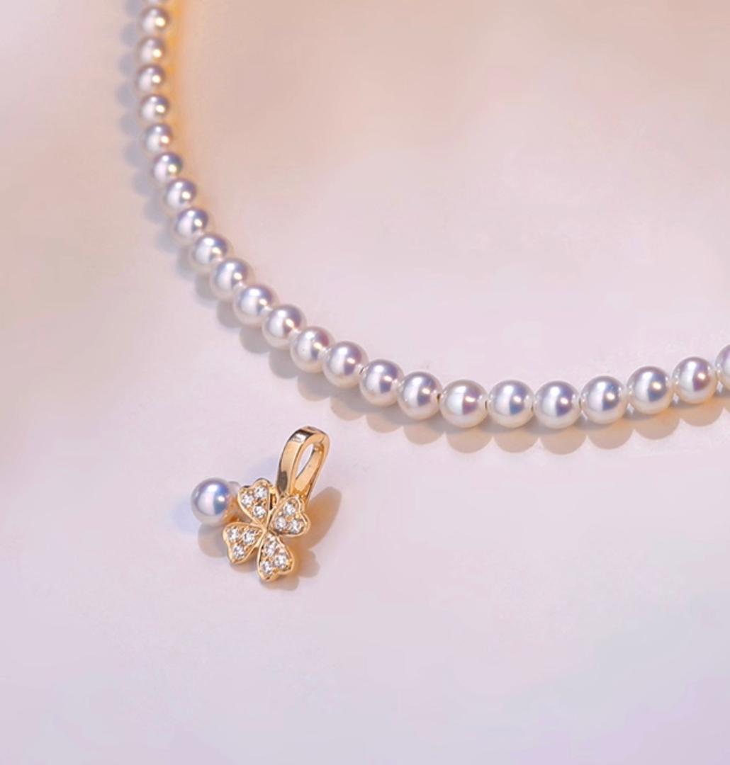 Law Clover Charm 18K yellow gold pendant with 8mm clover and 4-4.5mm Akoya pearl topped with zirconia