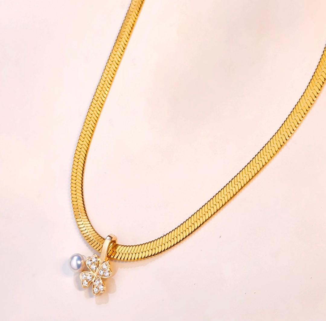 Law Clover Charm 18K yellow gold pendant with 8mm clover and 4-4.5mm Akoya pearl topped with zirconia